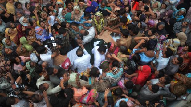 Pakistanis gather around the coffin of a soldier who was killed during clashes with India along the de facto border in Faisalabad on Thursday. India has accused Pakistan of sending militants to carry out an attack on an army base earlier in September. With more than 80 dead, Kashmiris warn India over crackdown
