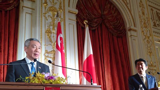 Singapore Prime Minister Lee Hsien Loong speaks at a joint news conference with Prime Minister Shinzo Abe in Tokyo on Wednesday. Abe pitches high-speed rail during talks with Singapore PM