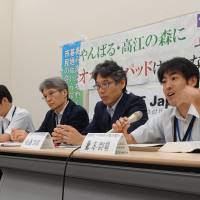 Defense Ministry officials answer questions from a group of protesters who oppose planned U.S. helipads on Okinawa during a meeting in Tokyo Thursday. Opponents step up protest against U.S. helipad plan on Okinawa