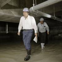 Tatemasa Hirata, chair of a panel of experts looking into soil contamination at the planned Toyosu food market site, inspects the basements of the facility in Koto Ward, Tokyo, on Saturday. Toyosu panel chair confirms groundwater leaks at market site