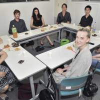 Clockwise from left: Mirjam Harju (Finland, JLI Nichibei Kaiwa Gakuin), Anna Oszkodar-Balcer (Poland, ALA Japanese Language School), Hugo Lamour (France, Coto Language Academy), Julie Cerdan (France, Human Academy), Mark Jarnes (Moderator), Richard Ung (France, KAI Japanese Language School), Yukun Song (China, Tokyo Central Japanese Language School), Pierrick Greze (France, Shinjuku Japanese Language Institute), Sofia Hjortberg (Sweden, Samu Language School) | YOSHIAKI MIURA