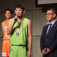 Levanga Hokkaido guard Takehiko Orimo, standing next to B. League chairman Masaaki Okawa, speaks at a Monday news conference to publicize the new league. Enthusiastic players unite to promote new league