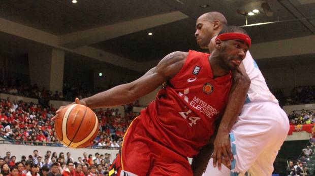 Nagoya Diamond Dolphins power forward Justin Burrell drives to the basket during the fourth quarter of Saturday's season opener against the Kyoto Hannaryz at Aichi Prefectural Gymnasium. Nagoya defeated Kyoto 81-74. Burrell sparks Diamond Dolphins in season-opening victory over Hannaryz