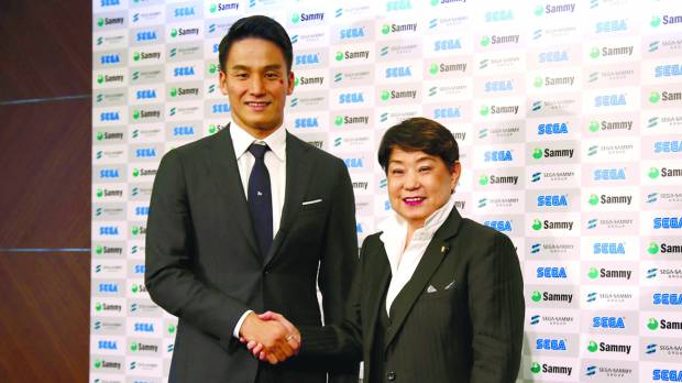 Takeshi Matsuda and his coach Yumiko Kuze pose for photos during a news conference on Monday. Swimmer Matsuda retires, praises longtime coach