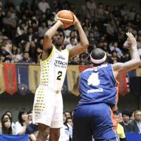 Sunrockers forward/center Kadeem Jack takes a jump shot as B-Corsairs forward Jeff Parmer defends during Saturday's game at Yokohama Cultural Gymnasium. Shibuya beat Yokohama 81-63. Sunrockers storm past B-Corsairs in pivotal fourth quarter