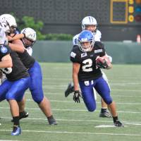 IBM running back Ryo Takagi scores the go-ahead touchdown on a 37-yard run in the fourth quarter against Asahi Beer in the X League on Sunday. BigBlue hold off Silver Star in thriller