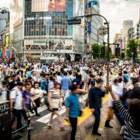 The Metropolitan Police Department has made English services available at two police boxes in the capital, including in front of Shibuya Station near the shopping district's famous scramble crossing. English-language services debut at two key police boxes in Tokyo