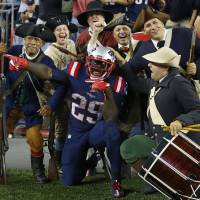 The New England Patriots’ LeGarrette Blount celebrates a touchdown against the Houston Texans with the End Zone Militia at Gillette Stadium in Foxborough, Massachusetts, on Sept. 22. 'Thursday Night Football' NFL draws Friday morning tweeters in Japan