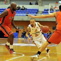 Star guard Cohey Aoki, seen playing for the Osaka Evessa in the 2011-12 campaign, had a special place in bj-league’s 11-season history. The Fukuoka native was the league’s free-throw shooting percentage leader six times in that span. Aoki leaves lasting legacy on Japan hoops