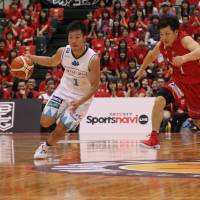 Diamond Dolphins guard Yoshiaki Fujinaga (right), seen guarding Hannaryz guard Genki Kojima in a recent game, and his teammates have played strong defense in the early stages of this season. Geary has Nagoya thriving with defense