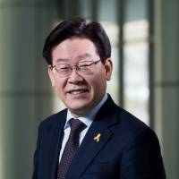 Seongnam Mayor Lee Jae-myung poses following an interview on Wednesday. Harnessing Trump and Sanders, South Korean populist Lee rises in polls