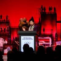 Tokyo Gov. Yuriko Koike speaks at the International Olympic Committee’s debriefing session at a hotel in Minato Ward, Tokyo, on Monday. Koike describes pressure to succeed as Rio Games debriefing begins