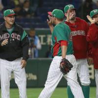 Mexico manager Edgar Gonzalez (second from left) is seen celebrating with his players after their 7-3 win over Japan on Thursday at Tokyo Dome. Mexico, Netherlands exhibit pride, passion in preparation for 2017 World Baseball Classic