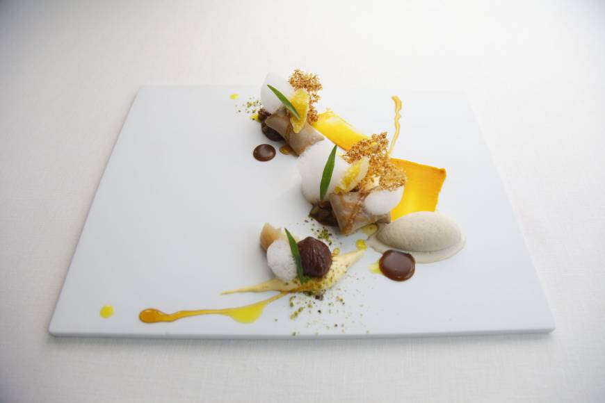 Esquisse Cinq Showpiece sweet: One of patisserie master Kazutoshi Narita's trademark flamboyant desserts. | ESQUISSE