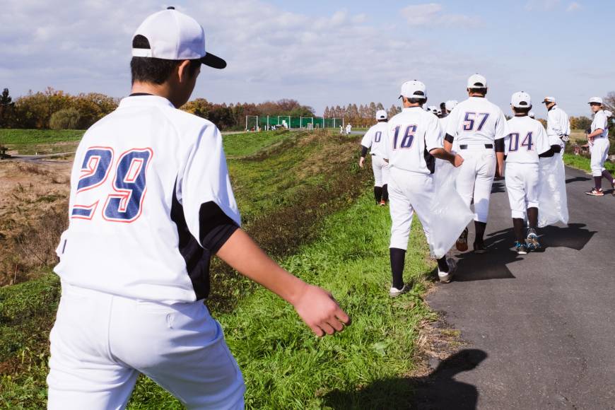 A baseball team picks up litter.