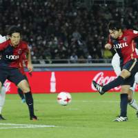 Kashima’s Gaku Shibasaki scores in the Club World Cup final against Real Madrid in Yokohama on Sunday. Madrid won 4-2 after extra time. Antlers hold heads high after Club World Cup final near-miss against Real Madrid