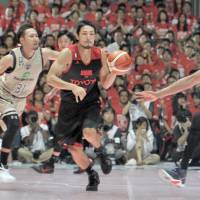Ryukyu’s Shuhei Kitagawa (31), seen against the Alvark Tokyo on opening night on Sept. 22 at Yoyogi National Gymnasium, and his Golden Kings teammates are seeking to end their four-game losing streak this weekend. Ryukyu struggling to adapt in new era