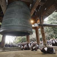 A monk practices tolling a huge bell at Chion-in Temple in Kyoto on Dec. 27 to prepare for the New Year’s Eve ceremony to ring the bell 108 times. Some temples recently have canceled similar ceremonies due to complaints from nearby residents. Seasonal year-end traditions battle for survival amid changing times