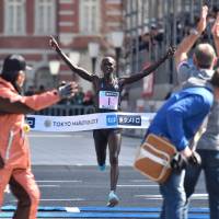 Kenya’s Wilson Kipsang approaches the finish line for the Tokyo Marathon in front of Tokyo Station on Sunday. Kipsang eases to win at Tokyo Marathon