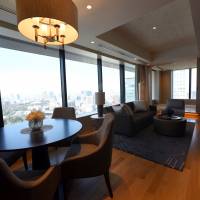 The cozy living rooms of Ascott Marunouchi Tokyo feature gracious furniture enabling guests to enjoy relaxing time and magnificent views of the Japanese capital. | SATOKO KAWASAKI