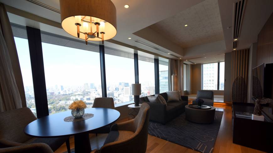 The cozy living rooms of Ascott Marunouchi Tokyo feature gracious furniture enabling guests to enjoy relaxing time and magnificent views of the Japanese capital.