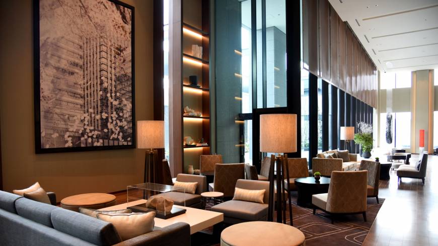 The spacious, high-ceilinged lounge on the 22nd floor offers guests a tranquil space to unwind during their stay.