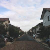 Clear skies: A housing development in Chiba Prefecture, where utility cables are buried underground. Will we ever see no obstacles in our way?
