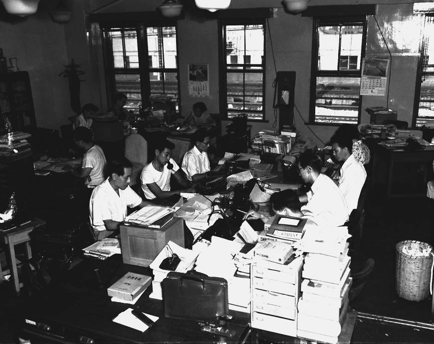 Editorial department staff work in The Japan Times office near JR Shimbashi Station in Tokyo in the early 1960s. The office was not air-conditioned.