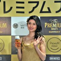 Actress Manami Hashimoto works to promote Premium Friday at the opening ceremony held at the Ginza Mitsukoshi store in Tokyo on Feb. 24. Premium Friday campaign kicks off