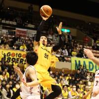 The 89ers’ Masaharu Kataoka takes a jump shot in the fourth quarter against the visiting Brave Thunders on Friday night. Kawasaki beat Sendai 91-86. MVP candidate Fazekas ignites Brave Thunders in narrow victory over 89ers