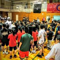 Larry Williams provides instruction for Japanese students during one of his recent clinics in Kansai. Known as the “Bone Collector,” Williams is a streetball legend. Playground legend 'Bone Collector' brings his talent back to Japan