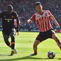 Southampton’s Maya Yoshida (right) and Hull City’s Oumar Niasse compete on Saturday at St. Mary’s Stadium in Southampton, England. Southampton's Yoshida makes 100th appearance in Premier League
