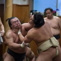 Shunba (center) trains under the watchful eye of yokozuna Harumafuji at Isegahama Beya in February, one month before he went 6-1 in his makushita division debut. Emergence of new generation bodes well for Summer Basho