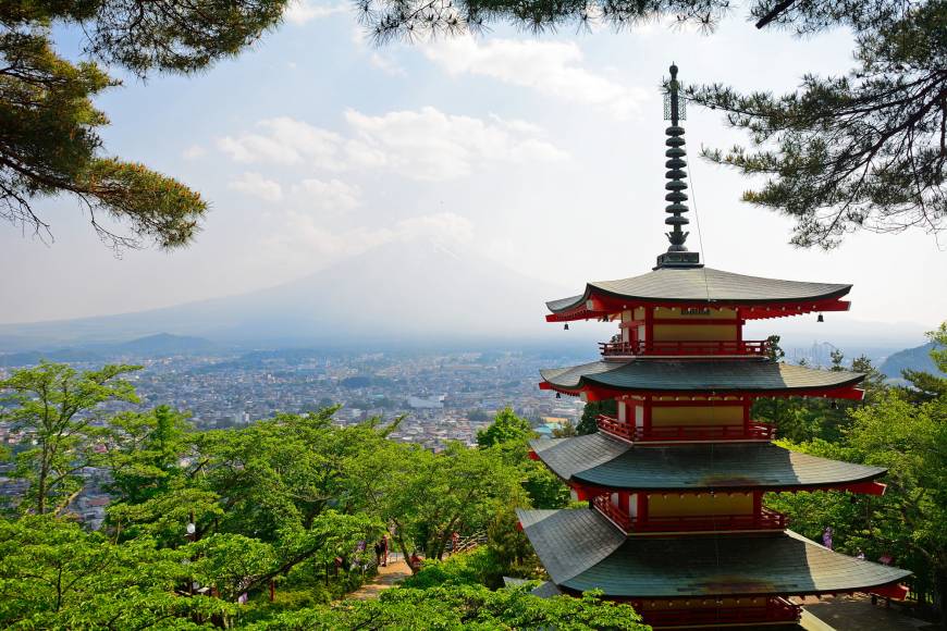 Easily accessible from Tokyo, Hakone is home to many popular tourist attractions