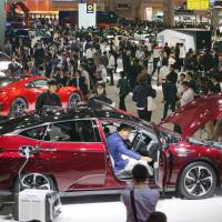 Visitors check out cars during Tokyo Motor Show 2015 at the Tokyo Big Sight convention center in October 2015. U.S. automakers to skip Tokyo Motor Show again as China steals spotlight