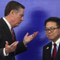 U.S. Trade Representative Robert Lighthizer speaks to trade minister Hiroshige Seko prior to a joint news conference on the sidelines of the Asia-Pacific Economic Cooperation meeting in Hanoi on Sunday. Abe's pursuit of 11-party TPP likely to benefit Japan