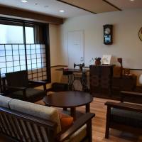 A lounge with a nostalgic atmosphere helps residents feel relaxed at this dementia-friendly care home for the elderly in Tokyo’s Setagaya Ward. Developer taps power of design to create dementia-friendly housing in Setagaya