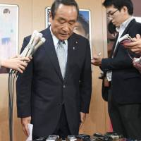 Hideo Onishi, a Lower House lawmaker from the Liberal Democratic Party, apologizes for making a rude remark about cancer patients Monday at LDP headquarters in Tokyo. LDP politician Onishi apologizes for making dismissive cancer comment