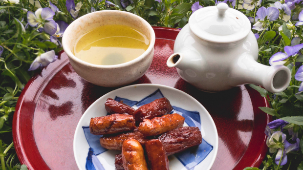 Experiment with brown and white sugar when making karintō to enjoy with the season’s first harvest of green tea. First-harvest green tea goes best with traditional ‘karinto’ sweets