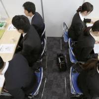 University students looking to enter Mitsui Sumitomo Insurance Co. from fiscal 2018 wait for interviews in Chiyoda Ward, Tokyo, on Thursday after an embargo was lifted the same day for companies to conduct job interviews. Japan's big firms kick off job interviews with 2018 recruits