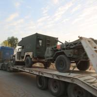 A convoy of the U.S.-led coalition drives in the northeastern Syrian city of Qamishli toward the front line of the Islamic State (IS) group’s bastion of Raqqa on Wednesday. U..S deploys mobile missile system to eastern Syria after being outflanked by pro-Iran forces near Tanf