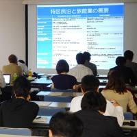 Operators of “minpaku” private lodgings receive a briefing about business rules from the Osaka Municipal Government last October. Osaka 'minpaku' services see surge in complaints amid tourism boom