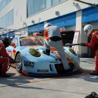 Quick on the draw: The Gulf Racing team (GT 300) practices its pit drills in between qualifying laps at Autopolis in Oita Prefecture. Off to the races: The Super GT at Oita's Autopolis course