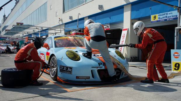 Quick on the draw: The Gulf Racing team (GT 300) practices its pit drills in between qualifying laps at Autopolis in Oita Prefecture. Off to the races: The Super GT at Oita's Autopolis course