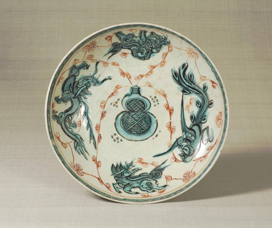 Iroe: Porcelains of Overglaze Enamels Plate with a design of a gourd and four Chinese auspicious creatures (early 17th century)