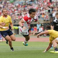 Kenki Fukuoka scores a try against Romania on Saturday in Kumamoto. The Brave Blossoms beat the Oaks 33-21. Japan holds off late Romania charge