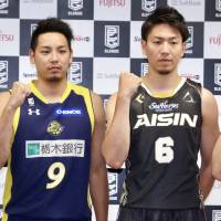 Brex guard Yusuke Endo (left) and SeaHorses guard Makoto Hiejima pose for photos at a Tokyo news conference on Monday. Their teams will face each other on the opening weekend of the B. League 2017-18 season. Champion Brex to face SeaHorses on opening day of B. League season