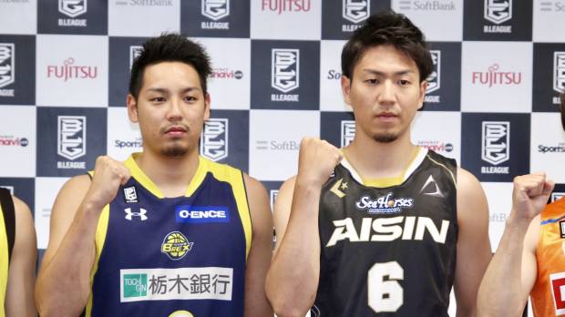Brex guard Yusuke Endo (left) and SeaHorses guard Makoto Hiejima pose for photos at a Tokyo news conference on Monday. Their teams will face each other on the opening weekend of the B. League 2017-18 season. Champion Brex to face SeaHorses on opening day of B. League season