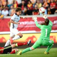 Japan’s Yuika Sugasawa (center) shoots as Belgium defender Heleen Jaques slides in during their international friendly in Leuven, Belgium, on Tuesday. Nadeshiko Japan draw with Belgium in friendly