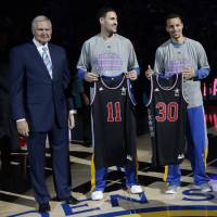 Hall of Famer Jerry West (left), seen here with Klay Thompson (center) and Stephen Curry, was a valued member of the Golden State Warriors in recent years, but has left the team and is expected to be hired by the Los Angeles Clippers. West intrigued at joining Clippers front office
